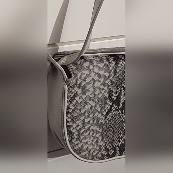 Banana Republic Italian leather snakeskin print shoulder strap purse used - Picture 3 of 10
